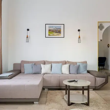Swan In The Buda Castle Area 2br/balcony Apartment *
